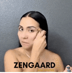 børste til ansigt - kvinde børster sig selv i ansigtet